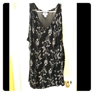 Black & white sleeveless blouse